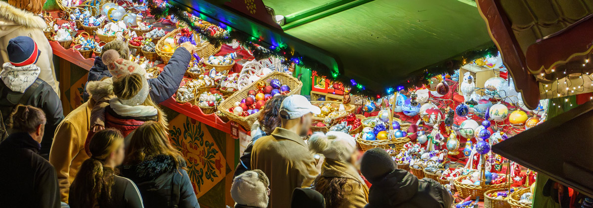 Stand de décoration de Noël place Saint-Louis
